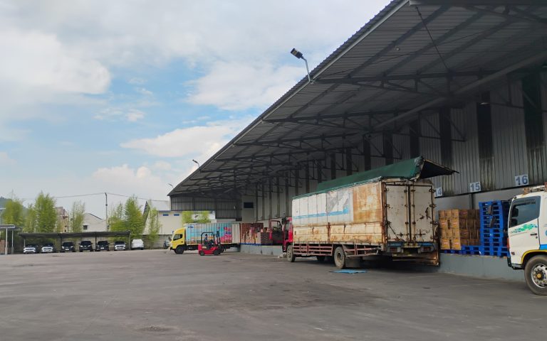 Engineer inspeksi panel listrik industrial untuk pengurusan PBG gudang dan pabrik di Bekasi Karawang